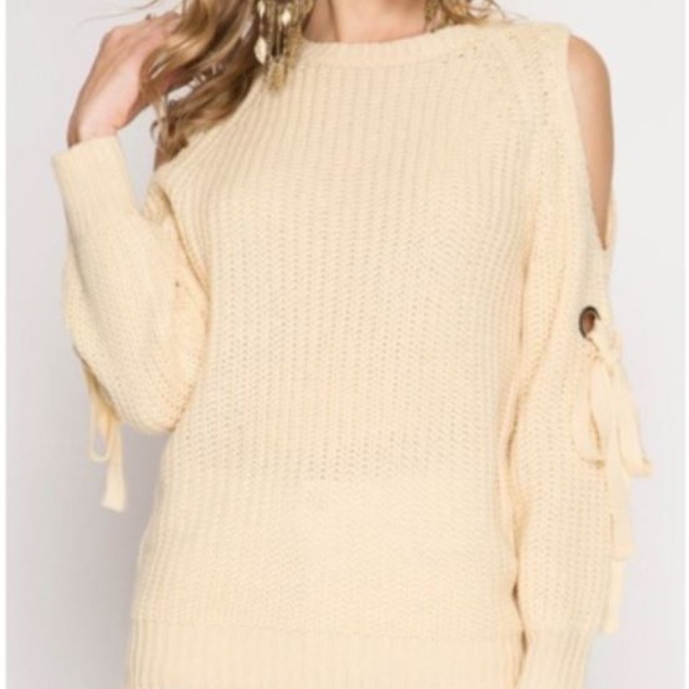 NWT COLD SHOULD CHUNKY WEAVE SWEATER